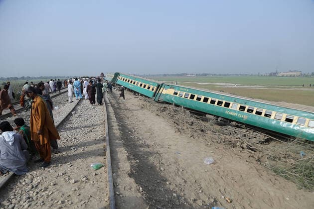 Bilder des Jahres 2021, News 03 März News Themen der Woche KW09 News Bilder des Tages (210307) -- SUKKUR, March 7, 2021 -- People gather at a train derailment site in Sukkur district of Sindh province, south Pakistan on March 7, 2021. A woman was killed and over 25 others were injured when nine out of 18 compartments of a passenger train derailed in Sukkur district of Pakistan s south Sindh province in the wee hours of Sunday morning, Inspector General of Pakistan Railways Police Arif Nawaz said on Sunday. He said the train was on its way to the eastern city of Lahore from Sindh s provincial capital of Karachi. (Str Xinhua) PAKISTAN-SINDH-TRAIN DERAILMENT-ACCIDENT Stringer 
