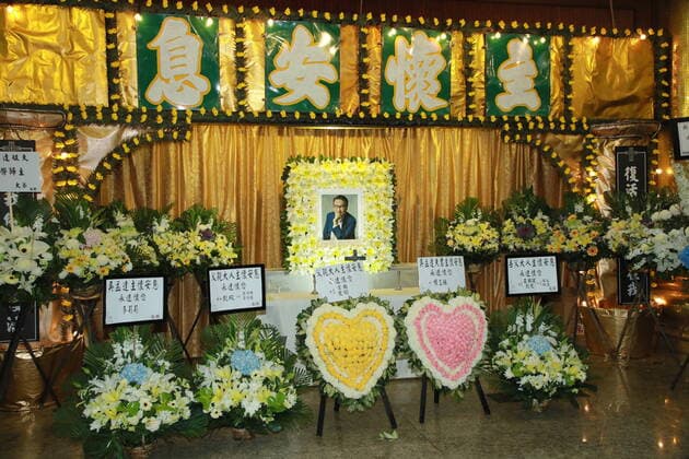 Bilder des Jahres 2021, Entertainment 03 März Entertainment Themen der Woche KW09 Entertainment Bilder des Tages HONG KONG, CHINA - MARCH 07: Flower wreaths adorn the portrait of deceased actor Ng Man-tat during a memorial service on March 7, 2021 in Hong Kong, China. Actor Ng Man-tat died of liver cancer on February 27 in Hong Kong.  Copyright: xVCGx CFP111320273305