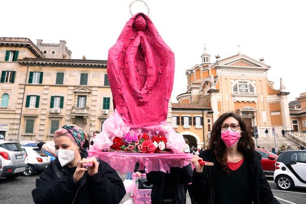 Bilder des Jahres 2021, News 03 März News Themen der Woche KW09 News Bilder des Tages Procession The holy vagina to protest against the violence on women and gender violence. The protesters led in procession a huge paper mache vagina in front of the church of Guardian Angels, where the mass was taking place and where the priest, Mario Aceto, had told that the rainbow flag (symbol of peace and of LGBT pride) on the municipality window was an outrage. Rome (Italy), March 7th 2021 Photo Samantha Zucchi Insidefoto SamanthaxZucchi