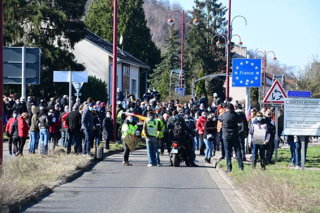 Am deutsch-französischen Grenzübergang Goldene Bremm in Saarbrücken demonstrieren am Samstag (6.3.2021) mehrere Hundert Grenzgänger gegen das Testreglement und die Einreisebestimmungen. Die Grenzgänger fühlen sich durch die 48Stunden-Regel diskriminiert und sehen die Grenze als faktisch geschlossen an. Schließlich wurde der Grenzübergang durch die Demonstranten blockiert.