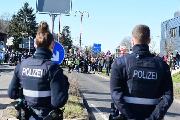 Am deutsch-französischen Grenzübergang Goldene Bremm in Saarbrücken demonstrieren am Samstag (6.3.2021) mehrere Hundert Grenzgänger gegen das Testreglement und die Einreisebestimmungen. Die Grenzgänger fühlen sich durch die 48Stunden-Regel diskriminiert und sehen die Grenze als faktisch geschlossen an. Schließlich wurde der Grenzübergang durch die Demonstranten blockiert.