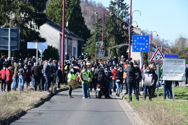 Am deutsch-französischen Grenzübergang Goldene Bremm in Saarbrücken demonstrieren am Samstag (6.3.2021) mehrere Hundert Grenzgänger gegen das Testreglement und die Einreisebestimmungen. Die Grenzgänger fühlen sich durch die 48Stunden-Regel diskriminiert und sehen die Grenze als faktisch geschlossen an. Schließlich wurde der Grenzübergang durch die Demonstranten blockiert.
