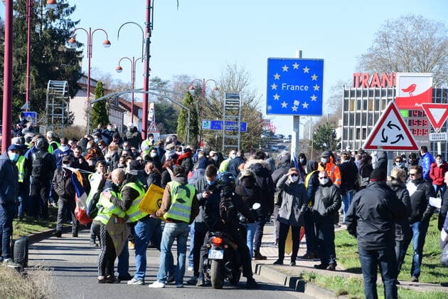 Am deutsch-französischen Grenzübergang Goldene Bremm in Saarbrücken demonstrieren am Samstag (6.3.2021) mehrere Hundert Grenzgänger gegen das Testreglement und die Einreisebestimmungen. Die Grenzgänger fühlen sich durch die 48Stunden-Regel diskriminiert und sehen die Grenze als faktisch geschlossen an. Schließlich wurde der Grenzübergang durch die Demonstranten blockiert.