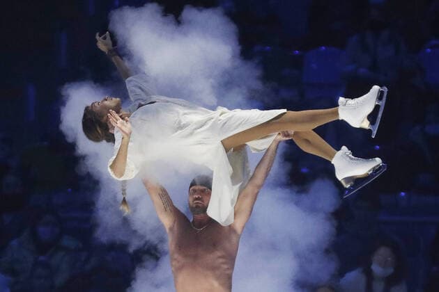 Bilder des Jahres 2021, Entertainment 03 MÃ¤rz Entertainment Themen der Woche KW09 Entertainment Bilder des Tages MOSCOW, RUSSIA - MARCH 7, 2021: Ukrainian pop singer Regina Todorenko (top) and Russian figure skater Roman Kostomarov perform in Ice Age , an ice skating gala show directed by Ilya Averbukh, at Megasport Arena. The show features figure skaters, ice dancers and people who have made appearance in Channel Oneâ€™s Lednikovy Period Ice Age skating show. Mikhail Japaridze TASS  TS0F8C81