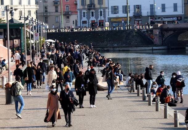 foto ipp clemente marmorino milano 07 03 2021 emergenza coronavirus covid 19 - lombardia in zona arancione rafforzata nella foto milanesi si godono la giornata di sole alla darsena darsena navigli movida - meno  0