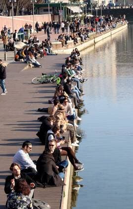 foto ipp clemente marmorino milano 07 03 2021 emergenza coronavirus covid 19 - lombardia in zona arancione rafforzata nella foto milanesi si godono la giornata di sole alla darsena darsena navigli movida - meno  0