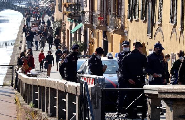 foto ipp clemente marmorino milano 07 03 2021 emergenza coronavirus covid 19 - lombardia in zona arancione rafforzata nella foto controlli di polizia e carabinieri in zona navigli darsena navigli movida - meno