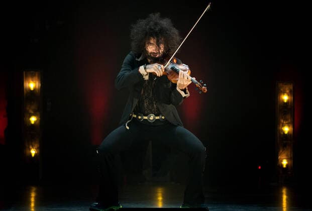 Bilder des Jahres 2021, Entertainment 03 März Entertainment Themen der Woche KW09 Entertainment Bilder des Tages March 7, 2021, Malaga, Spain: Ara Malikian plays his violin during the performance..Armenian-Spanish violinist, Ara Malikian performs at Cervantes theatre in his new musical show Le petite garage , adapted from restrictions and safety measures caused by coronavirus pandemic. Malaga Spain - ZUMAs197 20210307_zaa_s197_125 Copyright: xJesusxMeridax