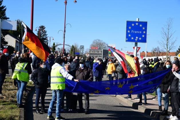Am deutsch-französischen Grenzübergang Goldene Bremm in Saarbrücken demonstrieren am Samstag (6.3.2021) mehrere Hundert Grenzgänger gegen das Testreglement und die Einreisebestimmungen. Die Grenzgänger fühlen sich durch die 48Stunden-Regel diskriminiert und sehen die Grenze als faktisch geschlossen an. Schließlich wurde der Grenzübergang durch die Demonstranten blockiert.