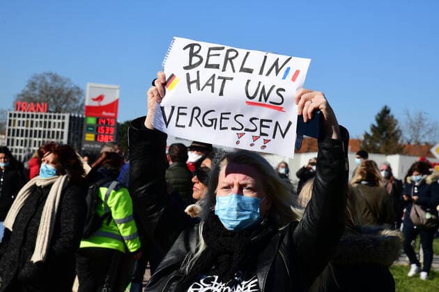 Am deutsch-französischen Grenzübergang Goldene Bremm in Saarbrücken demonstrieren am Samstag (6.3.2021) mehrere Hundert Grenzgänger gegen das Testreglement und die Einreisebestimmungen. Die Grenzgänger fühlen sich durch die 48Stunden-Regel diskriminiert und sehen die Grenze als faktisch geschlossen an. Schließlich wurde der Grenzübergang durch die Demonstranten blockiert.