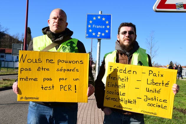 Am deutsch-französischen Grenzübergang Goldene Bremm in Saarbrücken demonstrieren am Samstag (6.3.2021) mehrere Hundert Grenzgänger gegen das Testreglement und die Einreisebestimmungen. Die Grenzgänger fühlen sich durch die 48Stunden-Regel diskriminiert und sehen die Grenze als faktisch geschlossen an. Schließlich wurde der Grenzübergang durch die Demonstranten blockiert.