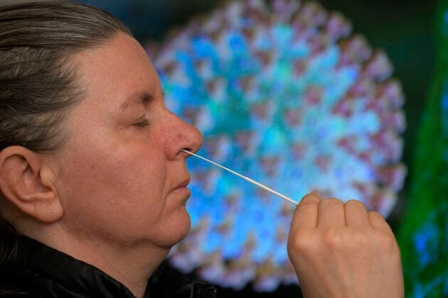 07.03.2021, EIn COVID-19 Antigen-Testkit (Schnelltest) zum Eigentest im Privat-Einsatz. Der Corona Antigen Test ist ein Test zum qualitativen Nachweis von Nukleocapsid Protein Antigen aus SARS-CoV-2 in nasalen Tupferproben von Personen, die im Verdacht stehen, sich mit COVID-19 infiziert zuhaben. Der Test dient der Unterstützung der schnellen Diagnose einer SARS-CoV-2 Infektion. Eine Frau macht von sich einen Nasenabstrich mit dem Teststäbchen. (Model Release vorhanden) 07.03.2021, Corona-Virus Antigen-Test im Privat-Einsatz 07.03.2021, Corona-Virus Antigen-Test im Privat-Einsatz