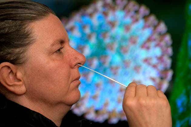 07.03.2021, EIn COVID-19 Antigen-Testkit (Schnelltest) zum Eigentest im Privat-Einsatz. Der Corona Antigen Test ist ein Test zum qualitativen Nachweis von Nukleocapsid Protein Antigen aus SARS-CoV-2 in nasalen Tupferproben von Personen, die im Verdacht stehen, sich mit COVID-19 infiziert zuhaben. Der Test dient der Unterstützung der schnellen Diagnose einer SARS-CoV-2 Infektion. Eine Frau macht von sich einen Nasenabstrich mit dem Teststäbchen. (Model Release vorhanden) 07.03.2021, Corona-Virus Antigen-Test im Privat-Einsatz 07.03.2021, Corona-Virus Antigen-Test im Privat-Einsatz