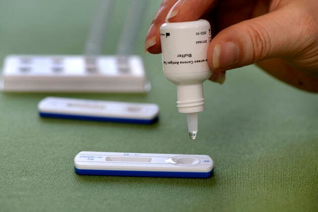 07.03.2021, EIn COVID-19 Antigen-Testkit (Schnelltest) zum Eigentest im Privat-Einsatz. (SYMBOLBILD) Der Corona Antigen Test ist ein Test zum qualitativen Nachweis von Nukleocapsid Protein Antigen aus SARS-CoV-2 in nasalen Tupferproben von Personen, die im Verdacht stehen, sich mit COVID-19 infiziert zuhaben. Der Test dient der Unterstützung der schnellen Diagnose einer SARS-CoV-2 Infektion. 07.03.2021, Corona-Virus Antigen-Test im Privat-Einsatz 07.03.2021, Corona-Virus Antigen-Test im Privat-Einsatz