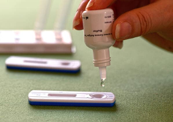 07.03.2021, EIn COVID-19 Antigen-Testkit (Schnelltest) zum Eigentest im Privat-Einsatz. (SYMBOLBILD) Der Corona Antigen Test ist ein Test zum qualitativen Nachweis von Nukleocapsid Protein Antigen aus SARS-CoV-2 in nasalen Tupferproben von Personen, die im Verdacht stehen, sich mit COVID-19 infiziert zuhaben. Der Test dient der Unterstützung der schnellen Diagnose einer SARS-CoV-2 Infektion. 07.03.2021, Corona-Virus Antigen-Test im Privat-Einsatz 07.03.2021, Corona-Virus Antigen-Test im Privat-Einsatz