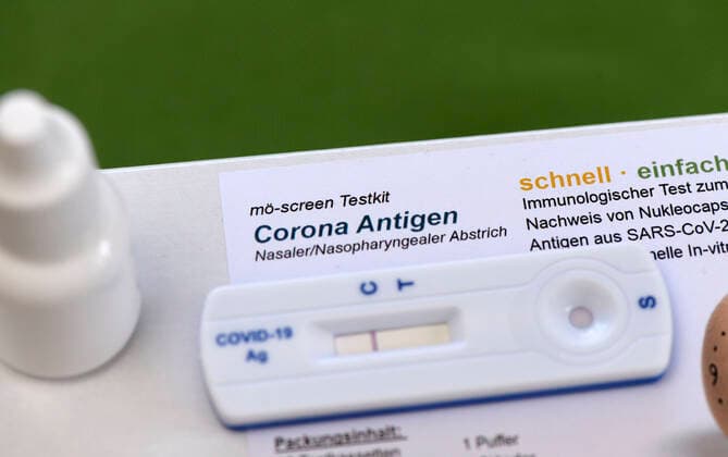 07.03.2021, EIn COVID-19 Antigen-Testkit (Schnelltest) zum Eigentest im Privat-Einsatz. Der Corona Antigen Test ist ein Test zum qualitativen Nachweis von Nukleocapsid Protein Antigen aus SARS-CoV-2 in nasalen Tupferproben von Personen, die im Verdacht stehen, sich mit COVID-19 infiziert zuhaben. Der Test dient der Unterstützung der schnellen Diagnose einer SARS-CoV-2 Infektion. Die Anzeige zeigt das Ergebnis: Negativ. 07.03.2021, Corona-Virus Antigen-Test im Privat-Einsatz 07.03.2021, Corona-Virus Antigen-Test im Privat-Einsatz