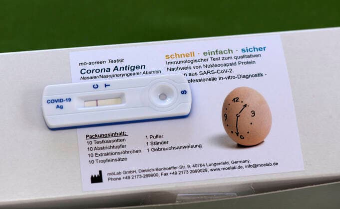 07.03.2021, EIn COVID-19 Antigen-Testkit (Schnelltest) zum Eigentest im Privat-Einsatz. Der Corona Antigen Test ist ein Test zum qualitativen Nachweis von Nukleocapsid Protein Antigen aus SARS-CoV-2 in nasalen Tupferproben von Personen, die im Verdacht stehen, sich mit COVID-19 infiziert zuhaben. Der Test dient der Unterstützung der schnellen Diagnose einer SARS-CoV-2 Infektion. Die Anzeige zeigt das Ergebnis: Negativ. 07.03.2021, Corona-Virus Antigen-Test im Privat-Einsatz 07.03.2021, Corona-Virus Antigen-Test im Privat-Einsatz