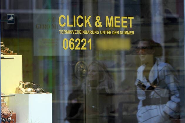 Schriftzug Click & Meet Terminvereinbarung klebt an einem geschlossenen Modegeschäft in der Fußgängerzone und Einkaufsstraße Hauptstraße in der Innenstadt von Heidelberg, Baden Württemberg, Deutschland