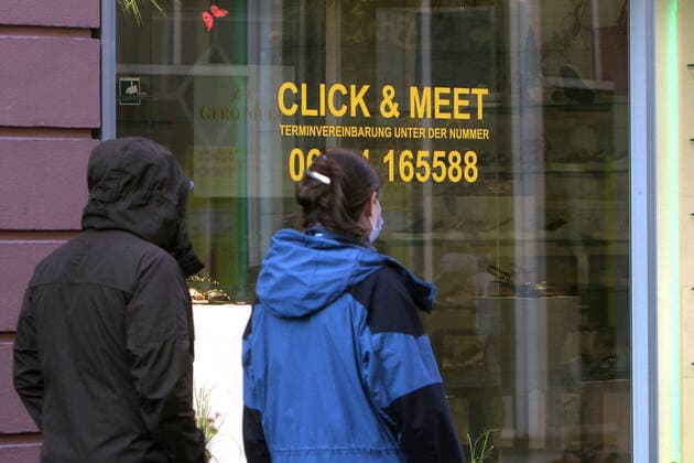 Schriftzug Click & Meet Terminvereinbarung klebt an einem geschlossenen Modegeschäft in der Fußgängerzone und Einkaufsstraße Hauptstraße in der Innenstadt von Heidelberg, Baden Württemberg, Deutschland