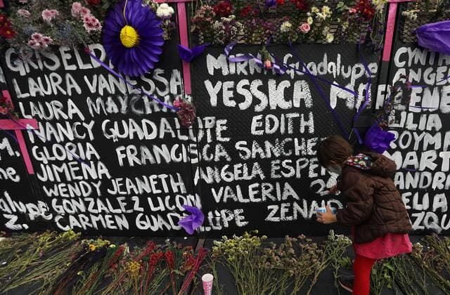Women place flowers and posters with the names of victims of femicides, on metal fences installed by the capital s government, during a protest against femicides, in Mexico City, Mexico, 07 March 2021. A long metal fence that was placed on Friday in front of the National Palace of Mexico, office and presidential house, was transformed on Saturday night by feminist collectives and this Sunday woke up turned into a wall of memory . Fence in front of Mexico s presidential headquarters is turned into wall of memory !ACHTUNG: NUR REDAKTIONELLE NUTZUNG!  Copyright: xSashenkaxGutierrezx MEX6392 20210308-637507684307981085