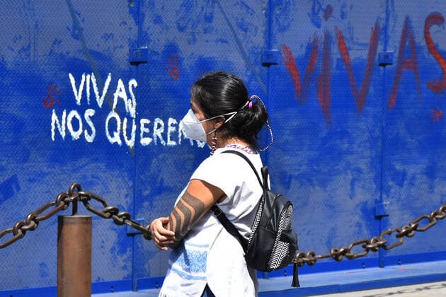 Women Take Part To Paint Femicide Slogans MEXICO CITY, MEXICO - MARCH 7: A woman painting slogans on a fence as part of the World Women s Day at Bellas Artes palace on March 7, 2021 in Mexico City, Mexico Copyright: xCarlosxTischlerx EYEPIXGROUP_CT_07032021_4264