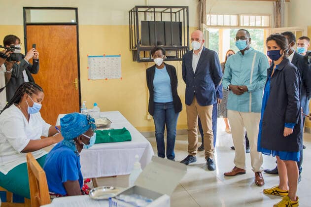 News Bilder des Tages (210308) -- BUGESERA, March 8, 2021 -- Rwandan Minister of Health Daniel Ngamije (2nd R), European Council President Charles Michel (3rd R) and Secretary-General of the International Organization of La Francophonie Louise Mushikiwabo (4th R) witness COVID-19 vaccination at Mayange Health Center, Bugesera district, south-central Rwanda, on March 7, 2021. Rwanda last Friday started a nationwide COVID-19 vaccination campaign. It plans to vaccinate 30 percent of its population by the end of 2021 and 60 percent by the end of 2022, or some 8 million people, to achieve herd immunity against the virus. (Photo by Xinhua) RWANDA-BUGESERA-COVID-19-VACCINATION CyrilxNdegeya 