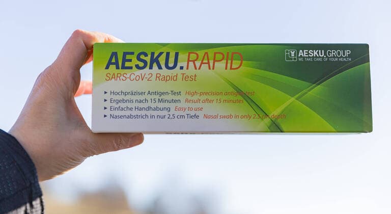 08.03.2021, Corona-Schnelltests bei Aldi & Co Bereits seit Samstag bieten ALDI Nord und ALDI Süd sogenannte Corona-Antigen-Schnelltests Selbsttests zum Verkauf an. Drogeriemärkte wie Rossmann und Co ziehen nun ebenfalls nach. AESKU.RAPID SARS-CoV-2 Rapid Test in der Hand. Bad Brueckenau Aldi Süd Bayern Deutschland