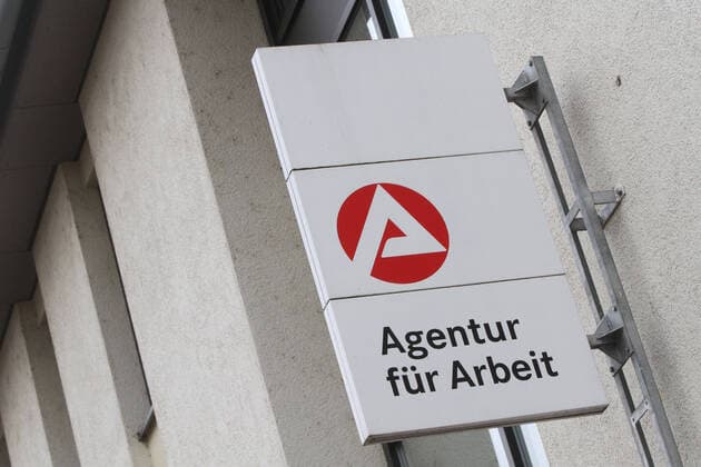 Blick am Sonnabend (06.03.2021) in Güstrow (Landkreis Rostock) auf die örtliche Arbeitsagentur. Die Zahl der Arbeitslosen in Mecklenburg-Vorpommern ist im Februar im Vergleich zum Vorjahresmonat um 8.900 Arbeitslose gestiegen (+14,2 Prozent). Die Arbeitslosenquote liegt aktuell bei 8,7 Prozent. Insgesamt sind aktuell somit 71.600 Menschen arbeitslos. Der Arbeitsmarkt erweist auch in Pandemiezeiten zwar insgesamt als robust, die Lage bleibt dennoch weiter angespannt, informiert das Ministerium für Wirtschaft, Arbeit und Gesundheit in einer Pressemitteilung vom 02.03.2021.