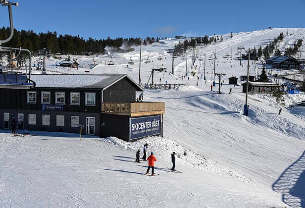 People skiing on their winter holidays in Idre, Sweden, on March 04, 2021. Photo Anders Wiklund TT code 10040 IDRE Sweden x10040x *** People skiing on their winter holidays in Idre, Sweden, on March 04, 2021 Photo Anders Wiklund TT code 10040 IDRE Sweden x10040x,  Copyright: xAndersxWiklund TTx SWEDEN WINTER HOLIDAYS