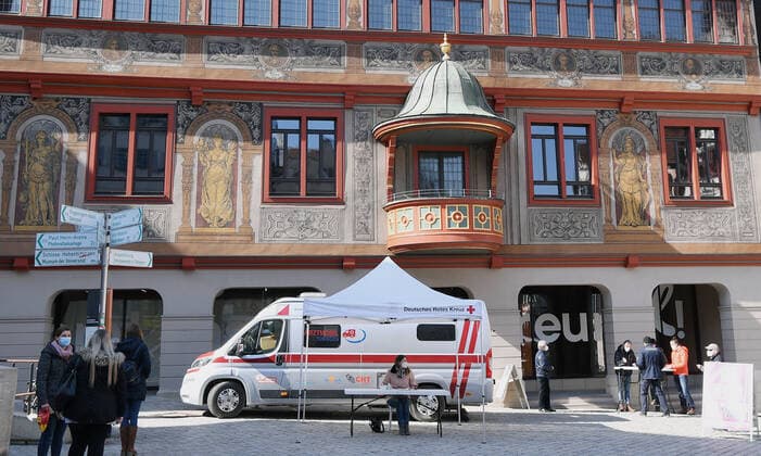 Tuebingen 08.03.2021 Das Arztmobil des DRK Tuebingen bietet kostenlose Corona-Schnelltests vor dem Tuebingener Rathaus an.