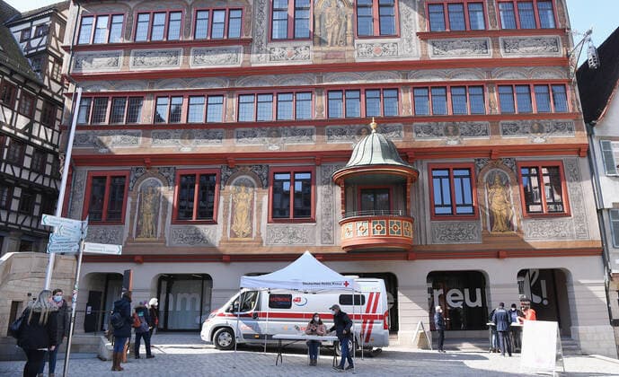 Tuebingen 08.03.2021 Das Arztmobil des DRK Tuebingen bietet kostenlose Corona-Schnelltests vor dem Tuebingener Rathaus an.
