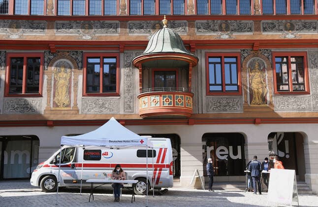 Tuebingen 08.03.2021 Das Arztmobil des DRK Tuebingen bietet kostenlose Corona-Schnelltests vor dem Tuebingener Rathaus an.