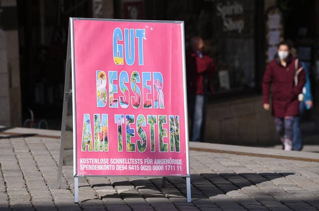 Tuebingen 08.03.2021 Ein Werbeschild, Gut, Besser, am Testen vor dem Arztmobil des DRK Tuebingen auf dem Tuebinger Marktplatz. Das DRK bietet kostenlose Corona-Schnelltests vor dem Tuebingener Rathaus an.
