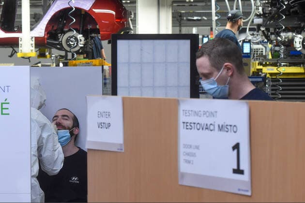 News Bilder des Tages Compulsory testing of employees for COVID-19 started in big companies with over 250 employees. Pictured testing point in Hyundai plant in Nosovice, Czech Republic, March 8, 2021. (CTKxPhoto JaroslavxOzana) CTKPhotoP202103080649101  JAO 02
