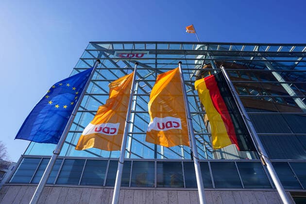 Berlin, Deutschland 08. Maerz 2021: Aussenansicht der CDU Parteizentrale in Berlin. mit dem Logo und Schriftzug der politischen Partei. Vor dem Gebäude wehen die Fahnen der CDU, der Bundesrepublik Deutschland und von Europa. Berlin Copyright: xFotostandx xReuhlx