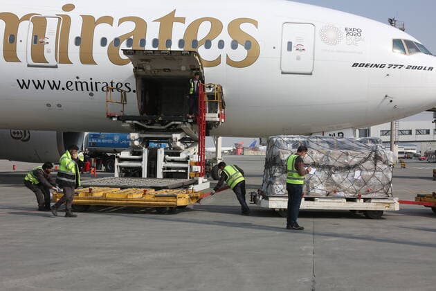 News Bilder des Tages (210308) -- KABUL, March 8, 2021 -- Airport workers unload COVID-19 vaccines from COVAX, an international program devised to help low and middle-income countries to have more access to COVID-19 vaccines, at Hamid Karzai International Airport in Kabul, capital of Afghanistan, March 8, 2021. (Photo by Xinhua) AFGHANISTAN-KABUL-COVID-19 VACCINE-COVAX SayedxMominzadah 