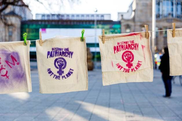 DEUTSCHLAND, NIEDERSACHSEN, HANNOVER, 08.03.2021 - Internationaler Frauentag - Kleine Transparente mit der Aufschrift Destroy the Patriarchy - Not the Planet hängen an einer Wäscheleine am Rand einer Kundgebung zum Internationalen Frauentag an der Goseriede. *** GERMANY, LOWER SAXONY, HANOVER, 08 03 2021 International Womens Day Small banners reading Destroy the Patriarchy Not the Planet hang from a clothesline on the edge of an International Womens Day rally at Goseriede