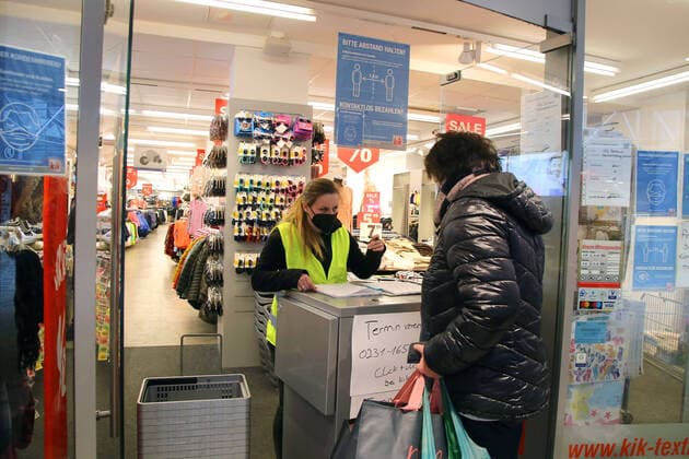 08.03.2021 Dortmund Zum Wochenstart am 8. März können einige Geschäfte wieder komplett öffnen, andere können Kunden mit Terminvergabe, click and meet, begrüßen, etliche Geschäfte müssen mit der Wiedereröffnung noch warten. Eine Kundin bucht am Eingang zu einer KIK-Filiale einen Termin.