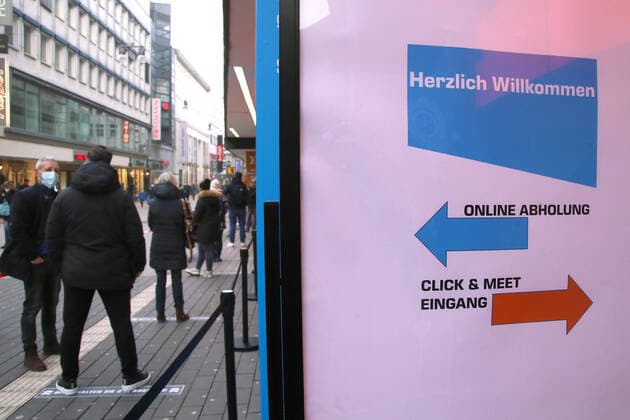08.03.2021 Dortmund Zum Wochenstart am 8. März können einige Geschäfte wieder komplett öffnen, andere können Kunden mit Terminvergabe, click and meet, begrüßen, etliche Geschäfte müssen mit der Wiedereröffnung noch warten. Vor der der Saturn-Filiale stehen die Kunden Schlange. Die Kunden haben von Click und collect Gebrauch gemacht und wollen nun ihre Ware abholen. Der Hellweg ist schon gut besucht. Hinweisschild online Bestellung und Click and Meet wo anstellen.
