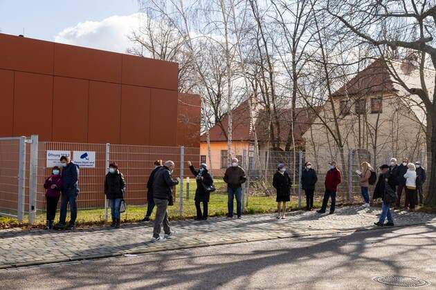Schnelltests Das erste Testzentrum auf dem Messegelände, ist am Montag dem 8. März 2021 in Betrieb gegangen. Ab 12 Uhr gab es für die Dresdnerinnen und Dresdner die erste Möglichkeit, sich kostenfrei einmal wöchentlich mittels Antigenschnelltest auf das Coronavirus SARS-CoV-2 testen zu lassen. Das Testzentrum befindet sich auf dem Gelände der Messe Dresden. Die Schnellteststrecke ist täglich von 8 bis 18 Uhr geöffnet. Termine müssen nicht gebucht werden. Organisatorisch stemmt das die Dresdner Feuerwehr mit der Johanniter-Unfall-Hilfe e. V. Regionalverband Dresden. Geduldig warten die Dresdner auf ihren Test. Dresden Sachsen GERMANY