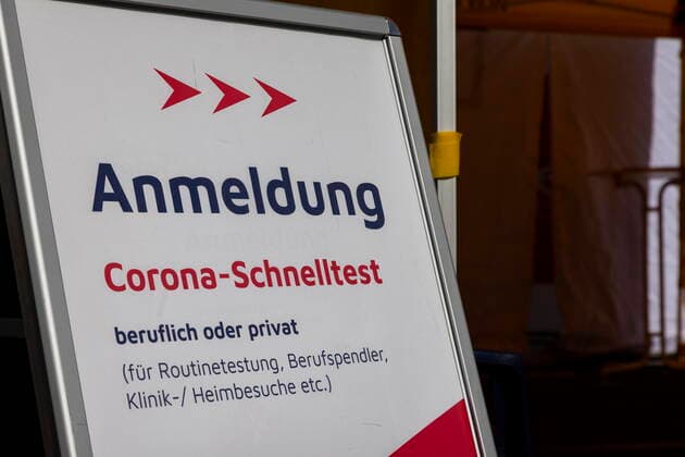 Schnelltests Das erste Testzentrum auf dem Messegelände, ist am Montag dem 8. März 2021 in Betrieb gegangen. Ab 12 Uhr gab es für die Dresdnerinnen und Dresdner die erste Möglichkeit, sich kostenfrei einmal wöchentlich mittels Antigenschnelltest auf das Coronavirus SARS-CoV-2 testen zu lassen. Das Testzentrum befindet sich auf dem Gelände der Messe Dresden. Die Schnellteststrecke ist täglich von 8 bis 18 Uhr geöffnet. Termine müssen nicht gebucht werden. Organisatorisch stemmt das die Dresdner Feuerwehr mit der Johanniter-Unfall-Hilfe e. V. Regionalverband Dresden. Geduldig warten die Dresdner auf ihren Test. Dresden Sachsen GERMANY