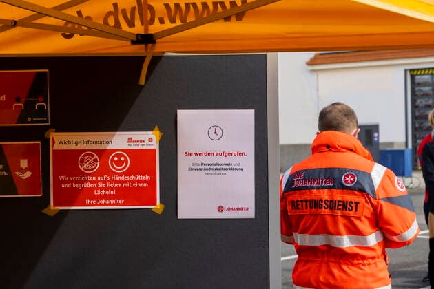 Schnelltests Das erste Testzentrum auf dem Messegelände, ist am Montag dem 8. März 2021 in Betrieb gegangen. Ab 12 Uhr gab es für die Dresdnerinnen und Dresdner die erste Möglichkeit, sich kostenfrei einmal wöchentlich mittels Antigenschnelltest auf das Coronavirus SARS-CoV-2 testen zu lassen. Das Testzentrum befindet sich auf dem Gelände der Messe Dresden. Die Schnellteststrecke ist täglich von 8 bis 18 Uhr geöffnet. Termine müssen nicht gebucht werden. Organisatorisch stemmt das die Dresdner Feuerwehr mit der Johanniter-Unfall-Hilfe e. V. Regionalverband Dresden. Dresden Sachsen GERMANY