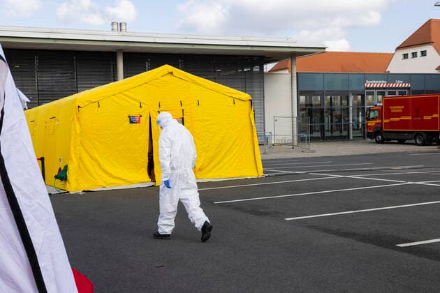 Schnelltests Das erste Testzentrum auf dem Messegelände, ist am Montag dem 8. März 2021 in Betrieb gegangen. Ab 12 Uhr gab es für die Dresdnerinnen und Dresdner die erste Möglichkeit, sich kostenfrei einmal wöchentlich mittels Antigenschnelltest auf das Coronavirus SARS-CoV-2 testen zu lassen. Das Testzentrum befindet sich auf dem Gelände der Messe Dresden. Die Schnellteststrecke ist täglich von 8 bis 18 Uhr geöffnet. Termine müssen nicht gebucht werden. Organisatorisch stemmt das die Dresdner Feuerwehr mit der Johanniter-Unfall-Hilfe e. V. Regionalverband Dresden. Dresden Sachsen GERMANY