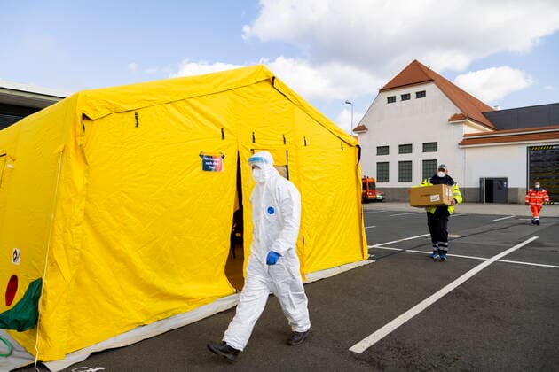 Schnelltests Das erste Testzentrum auf dem Messegelände, ist am Montag dem 8. März 2021 in Betrieb gegangen. Ab 12 Uhr gab es für die Dresdnerinnen und Dresdner die erste Möglichkeit, sich kostenfrei einmal wöchentlich mittels Antigenschnelltest auf das Coronavirus SARS-CoV-2 testen zu lassen. Das Testzentrum befindet sich auf dem Gelände der Messe Dresden. Die Schnellteststrecke ist täglich von 8 bis 18 Uhr geöffnet. Termine müssen nicht gebucht werden. Organisatorisch stemmt das die Dresdner Feuerwehr mit der Johanniter-Unfall-Hilfe e. V. Regionalverband Dresden. Mitarbeiter der Johanniter bereiten sich auf die Testabwicklung vor. Dresden Sachsen GERMANY