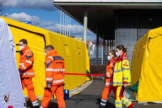 Schnelltests Das erste Testzentrum auf dem Messegelände, ist am Montag dem 8. März 2021 in Betrieb gegangen. Ab 12 Uhr gab es für die Dresdnerinnen und Dresdner die erste Möglichkeit, sich kostenfrei einmal wöchentlich mittels Antigenschnelltest auf das Coronavirus SARS-CoV-2 testen zu lassen. Das Testzentrum befindet sich auf dem Gelände der Messe Dresden. Die Schnellteststrecke ist täglich von 8 bis 18 Uhr geöffnet. Termine müssen nicht gebucht werden. Organisatorisch stemmt das die Dresdner Feuerwehr mit der Johanniter-Unfall-Hilfe e. V. Regionalverband Dresden. Mitarbeiter der Johanniter bereiten sich auf die Testabwicklung vor. Dresden Sachsen GERMANY