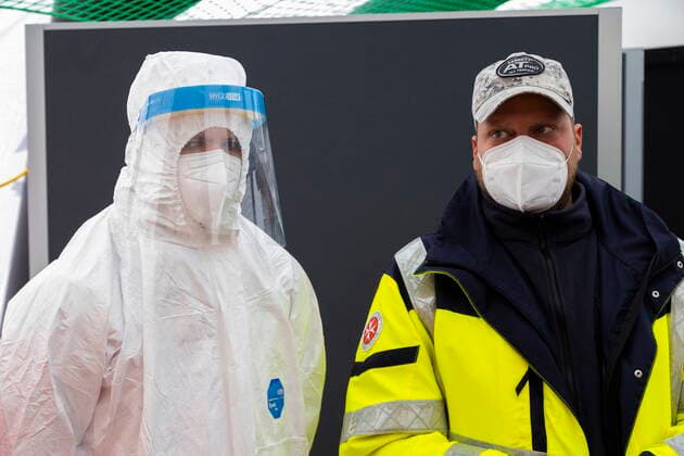 Schnelltests Das erste Testzentrum auf dem Messegelände, ist am Montag dem 8. März 2021 in Betrieb gegangen. Ab 12 Uhr gab es für die Dresdnerinnen und Dresdner die erste Möglichkeit, sich kostenfrei einmal wöchentlich mittels Antigenschnelltest auf das Coronavirus SARS-CoV-2 testen zu lassen. Das Testzentrum befindet sich auf dem Gelände der Messe Dresden. Die Schnellteststrecke ist täglich von 8 bis 18 Uhr geöffnet. Termine müssen nicht gebucht werden. Organisatorisch stemmt das die Dresdner Feuerwehr mit der Johanniter-Unfall-Hilfe e. V. Regionalverband Dresden. Mitarbeiter der Johanniter bereiten sich auf die Testabwicklung vor. Dresden Sachsen GERMANY
