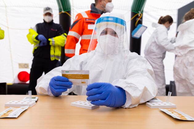 Schnelltests Das erste Testzentrum auf dem Messegelände, ist am Montag dem 8. März 2021 in Betrieb gegangen. Ab 12 Uhr gab es für die Dresdnerinnen und Dresdner die erste Möglichkeit, sich kostenfrei einmal wöchentlich mittels Antigenschnelltest auf das Coronavirus SARS-CoV-2 testen zu lassen. Das Testzentrum befindet sich auf dem Gelände der Messe Dresden. Die Schnellteststrecke ist täglich von 8 bis 18 Uhr geöffnet. Termine müssen nicht gebucht werden. Organisatorisch stemmt das die Dresdner Feuerwehr mit der Johanniter-Unfall-Hilfe e. V. Regionalverband Dresden. Mitarbeiter der Johanniter bereiten sich auf die Testabwicklung vor. Dresden Sachsen GERMANY