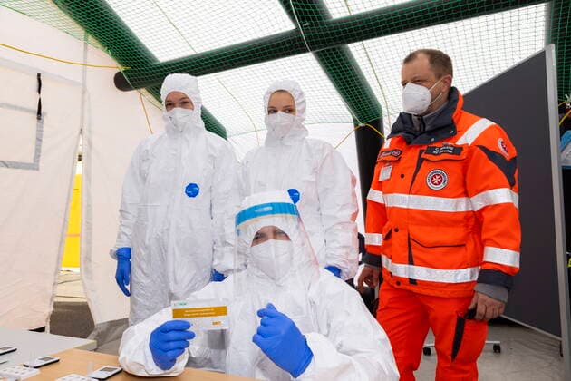 Schnelltests Das erste Testzentrum auf dem Messegelände, ist am Montag dem 8. März 2021 in Betrieb gegangen. Ab 12 Uhr gab es für die Dresdnerinnen und Dresdner die erste Möglichkeit, sich kostenfrei einmal wöchentlich mittels Antigenschnelltest auf das Coronavirus SARS-CoV-2 testen zu lassen. Das Testzentrum befindet sich auf dem Gelände der Messe Dresden. Die Schnellteststrecke ist täglich von 8 bis 18 Uhr geöffnet. Termine müssen nicht gebucht werden. Organisatorisch stemmt das die Dresdner Feuerwehr mit der Johanniter-Unfall-Hilfe e. V. Regionalverband Dresden. Mitarbeiter der Johanniter bereiten sich auf die Testabwicklung vor. Dresden Sachsen GERMANY