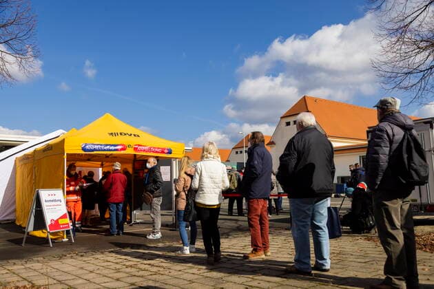 Schnelltests Das erste Testzentrum auf dem Messegelände, ist am Montag dem 8. März 2021 in Betrieb gegangen. Ab 12 Uhr gab es für die Dresdnerinnen und Dresdner die erste Möglichkeit, sich kostenfrei einmal wöchentlich mittels Antigenschnelltest auf das Coronavirus SARS-CoV-2 testen zu lassen. Das Testzentrum befindet sich auf dem Gelände der Messe Dresden. Die Schnellteststrecke ist täglich von 8 bis 18 Uhr geöffnet. Termine müssen nicht gebucht werden. Organisatorisch stemmt das die Dresdner Feuerwehr mit der Johanniter-Unfall-Hilfe e. V. Regionalverband Dresden. Geduldig warten die Dresdner auf ihren Test. Dresden Sachsen GERMANY
