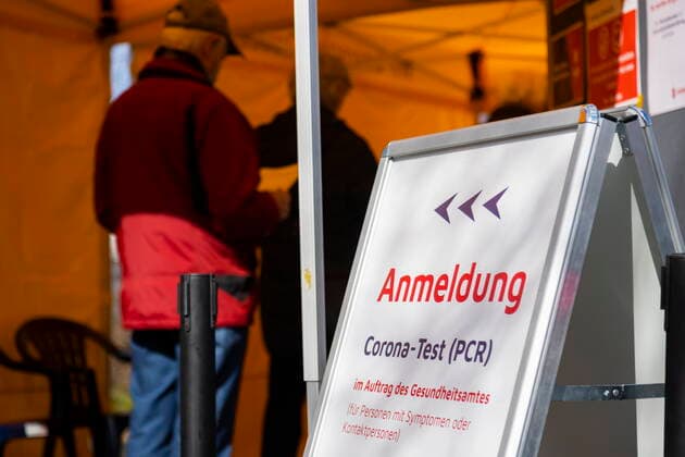 Schnelltests Das erste Testzentrum auf dem Messegelände, ist am Montag dem 8. März 2021 in Betrieb gegangen. Ab 12 Uhr gab es für die Dresdnerinnen und Dresdner die erste Möglichkeit, sich kostenfrei einmal wöchentlich mittels Antigenschnelltest auf das Coronavirus SARS-CoV-2 testen zu lassen. Das Testzentrum befindet sich auf dem Gelände der Messe Dresden. Die Schnellteststrecke ist täglich von 8 bis 18 Uhr geöffnet. Termine müssen nicht gebucht werden. Organisatorisch stemmt das die Dresdner Feuerwehr mit der Johanniter-Unfall-Hilfe e. V. Regionalverband Dresden. Geduldig warten die Dresdner auf ihren Test. Dresden Sachsen GERMANY